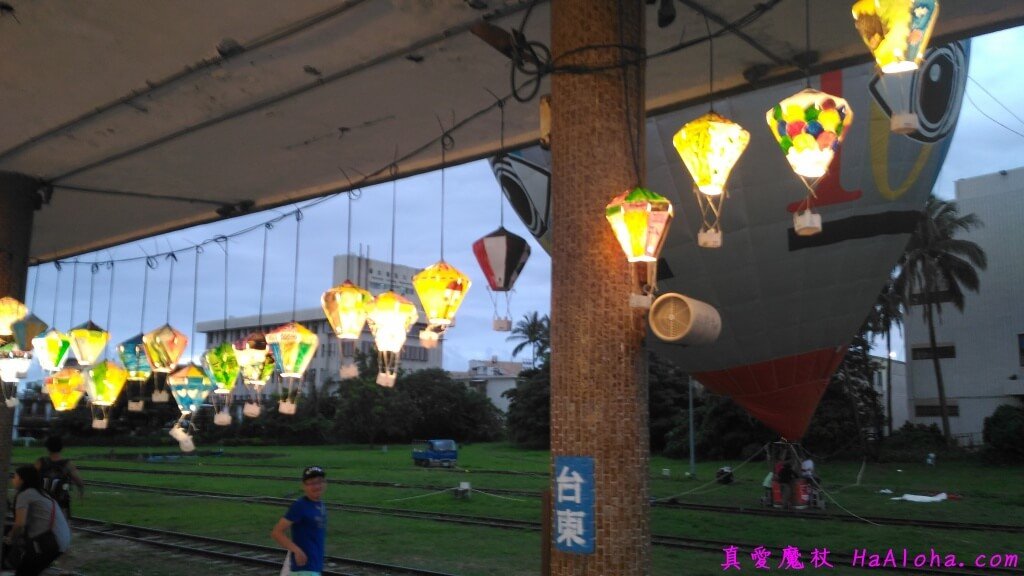 度假之餘，到美麗的鐵花村工作囉，旁邊是招牌熱氣球。